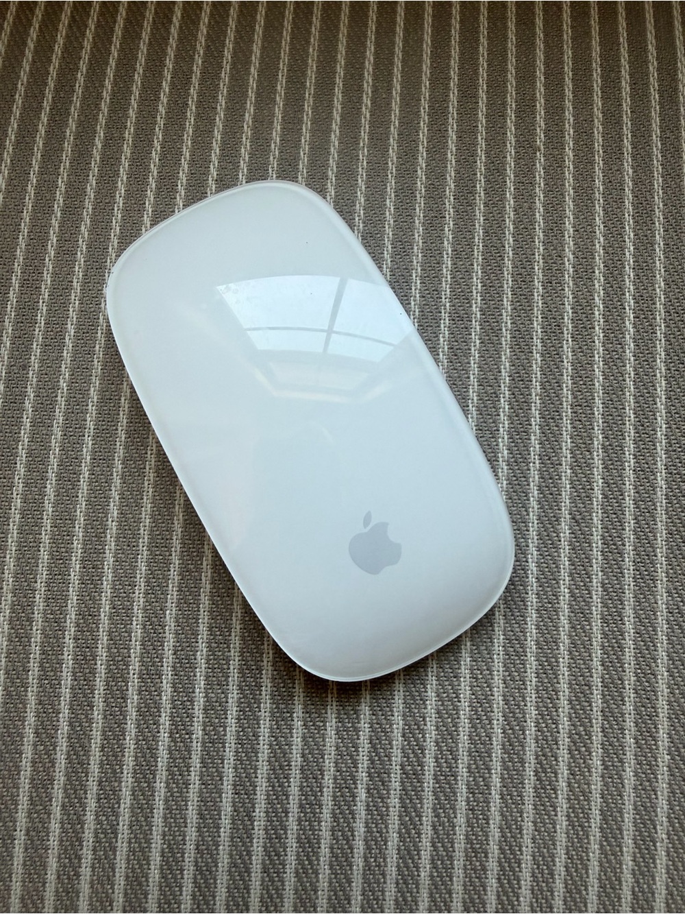 Apple White Wireless Magic Mouse - Gloss Multi-Touch Surface